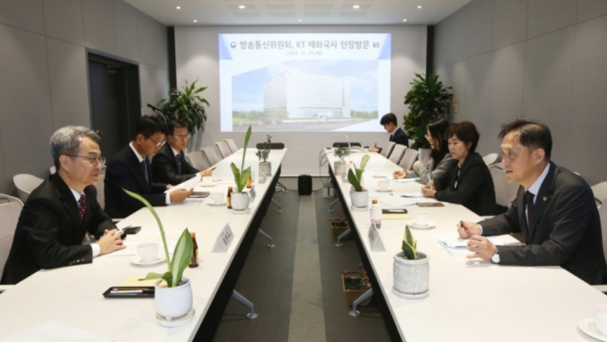 김태규 방송통신위원회 부위원장 겸 위원장 직무대행(맨 오른쪽)이 29일 서울 종로구 KT 혜화국사를 방문해 KT 실무임원진과 간담회를 하고 있다. /사진=방송통신위원회