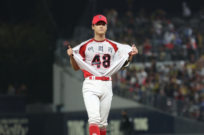 지난 28일 오후 광주 기아챔피언스필드에서 열린 프로야구 '2024 신한 SOL 뱅크 KBO 포스트시즌' 한국시리즈 5차전 삼성 라이온즈와 KIA 타이거즈의 경기, 6회초 KIA 중간 계투 곽도규가 2사 1루 상황을 무실점으로 막아낸 뒤 이의리가 적힌 셔츠를 보이고 있다. /사진=뉴스1