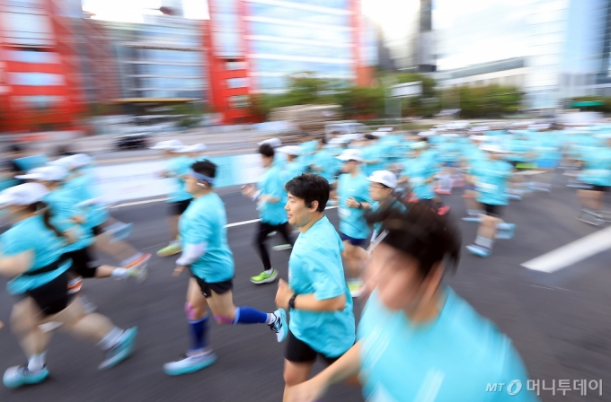 지난달 29일 오전 서울 영등포구 여의도공원 문화의마당에서 열린 2024 뉴발란스 마라톤 런 유어 웨이(Run Your Way)에서 참가자들이 힘차게 출발하고 있다. /사진=뉴스1 