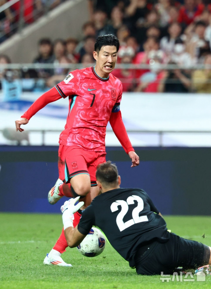 [오피셜] '이변 없었다' 손흥민, 통산 4번째 'AFC 남자 국제 선수상'... '토트넘+대한민국 캡틴' 활약 인정