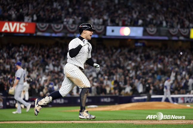 뉴욕 양키스 앤서니 볼피가 30일(한국시간) 열린 2024 MLB 월드시리즈 4차전에서 3회 말 만루홈런을 터트린 뒤 기뻐하고 있다. /AFPBBNews=뉴스1