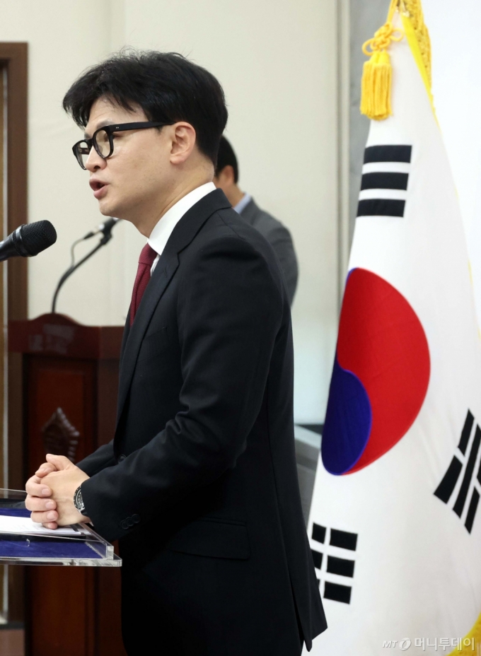 [서울=뉴시스] 조성봉 기자 = 한동훈 국민의힘 대표가 30일 오전 서울 여의도 국회에서 열린 당 대표 취임 100일 기자회견에서 발언을 하고 있다. 2024.10.30. suncho21@newsis.com /사진=조성봉