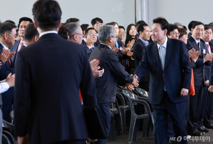 [울진=뉴시스] 최진석 기자 = 윤석열 대통령이 30일 경북 울진군 한국수력원자력 한울원자력본부에서 열린 '신한울 원전 1·2호기 종합준공 및 3·4호기 착공식'에 참석하며 김동철 한국전력 사장과 악수하고 있다. (대통령실통신사진기자단) 2024.10.30. myjs@newsis.com /사진=최진석