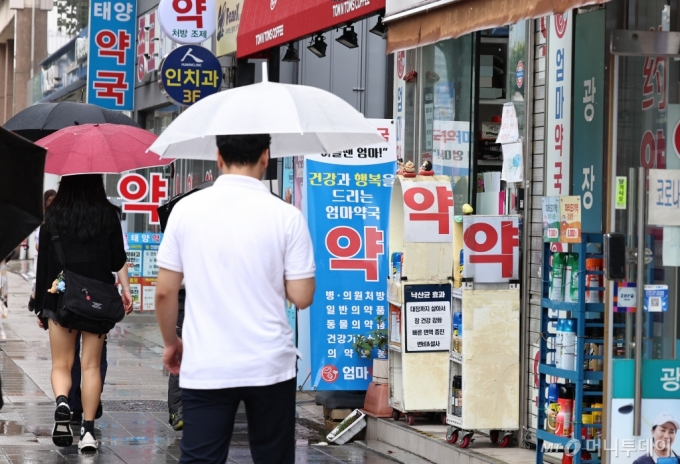 추석 연휴를 앞둔 13일 오후 시민들이 서울 종로구 약국거리에서 발걸음을 옮기고 있다. /사진제공=뉴스1