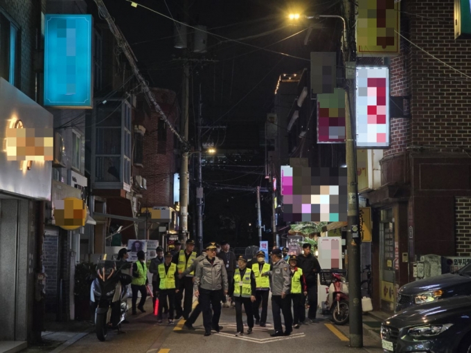 지난 29일 관악경찰서와 신사동 외국인 자율방범대가 합동 순찰하는 모습. /사진제공=관악경찰서