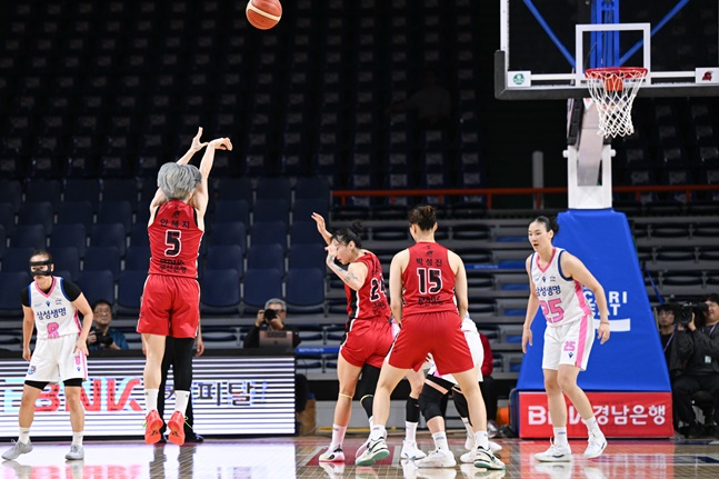 BNK 안혜지(왼쪽 2번째)가 30일 열린 삼성생명과 홈경기에서 3점슛을 시도하고 있다. /사진=WKBL 제공 