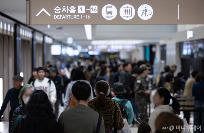 27일 오후 서울 서초구 서울고속버스터미널에서 시민들이 버스표를 구매하고 있다. /사진=뉴스1 /사진=(서울=뉴스1) 이재명 기자