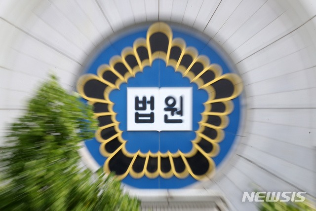 법정에서 판사에게 '마약이 왜 불법이냐'고 반문한 20대 여성 마약사범이 징역형 집행유예를 선고받았다./사진=뉴시스