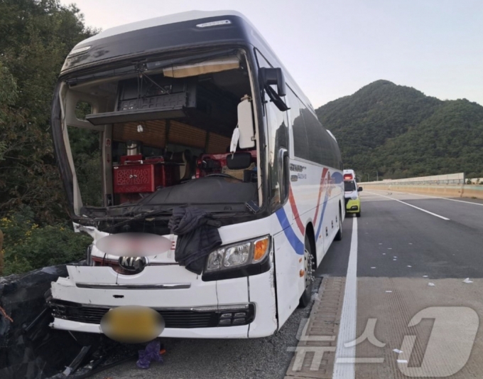 순천완주고속도로(순천 방면) 구례 2터널 인근에서 미국 국적 외국인 30명 등이 탄 관광버스가 도로 작업 차량을 들이받았다./사진=뉴스1(사진제공=구례소방서)