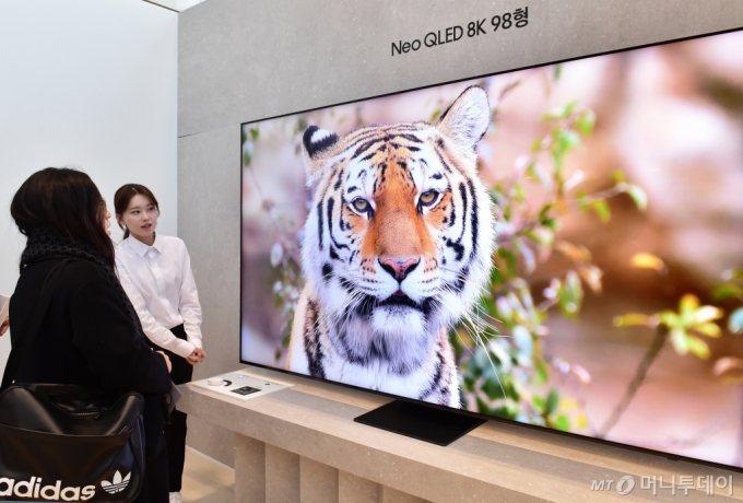 사진은 삼성전자가 3월 공개한 'Neo QLED 8K 98형' /사진=머니S 