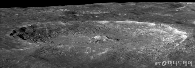 지난해 9월 '달 탐사 1단계 사업'으로 발사한 한국 첫 달 궤도선 '다누리'의 달 탐사 임무 1주년을 맞아 공개한 다누리 관측 자료 '티코 충돌구' /사진=뉴시스 