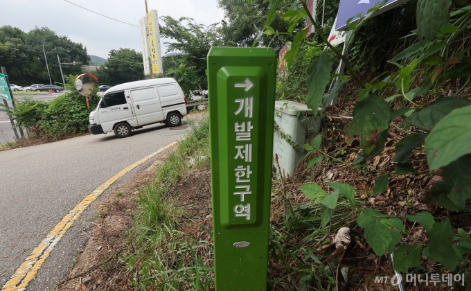 (서울=뉴스1) 김진환 기자 = 정부가 8일 부동산 관계장관회의를 열고 '주거안정을 위한 주택공급 확대방안'을 발표했다.   정부는 수도권 내 그린벨트(개발재한구역)를 해제해 올해와 내년 각각 5만 가구, 3만 가구 등 총 8만가구 규모의 신규 택지를 발굴할 예정이다.   세부 대상지는 오는 11월 발표 예정으로, 당장 오는 13일부터 서울 그린벨트 전역과 인접 수도권 지역 모두 '토지거래허가구역'으로 묶인다.   사진은 이날 그린벨트 해제지로 유력 거론되는 서울 서초구 내곡동 일대 개발제한구역. 2024.8.8/뉴스1  Copyright (C) 뉴스1. All rights reserved. 무단 전재 및 재배포,  AI학습 이용 금지. /사진=(서울=뉴스1) 김진환 기자