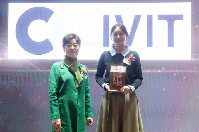 이정민 리빗 대표(사진 오른쪽)가 &#039;제14회 기후변화 그랜드리더스어워드&#039;에서 스타트업 부문 대상을 수상하고 유영숙 기후변화센터 이사장과 기념 사진을 촬영 중이다./사진제공=리빗