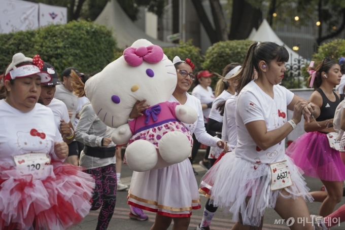 [߽ڽƼ=AP/ý]  1013(ð) ߽  ߽ڽƼ Ϻ ĳ &#039;ŰƼ&#039; ź 50ֳ  &#039;ŰƼ  ̽&#039;(Hello Kitty Fun Race)  ŰƼ ġ ȣ ޸ ָ ϰ ִ.  /=ΰ