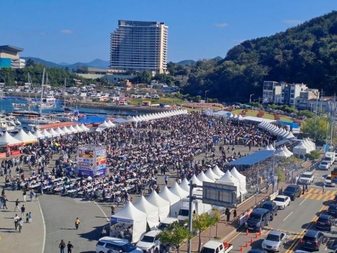 경남 통영시가 더본코리아와 손잡고 지난 1일부터 3일간 도남동 트라이애슬론 광장에서 개최한 ‘통영어부장터’ 축제에 관광객 30만 명이 방문한 것으로 확인됐다.사진은 ‘통영어부장터’ 축제 전경.(사진=통영시 제공) [통영=뉴시스] 