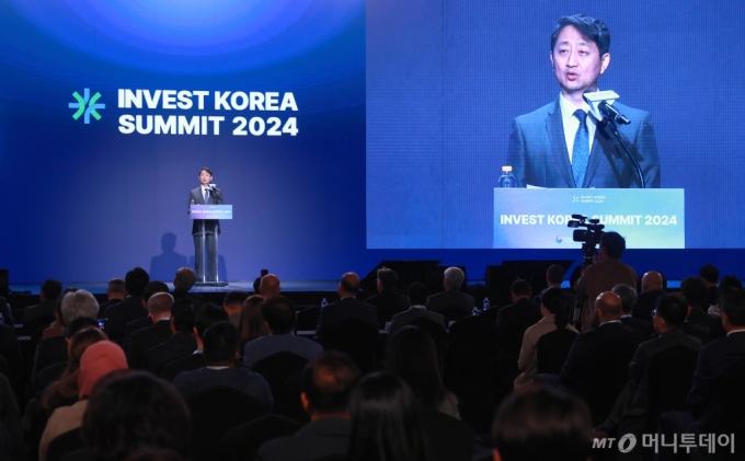 [서울=뉴시스] 안덕근 산업통상자원부 장관이 6일 서울 강남구 그랜드인터콘티넨탈호텔에서 열린 인베스트 코리아 서밋 컨퍼런스에 참석해 축사하고 있다. (사진=산업통상자원부 제공)