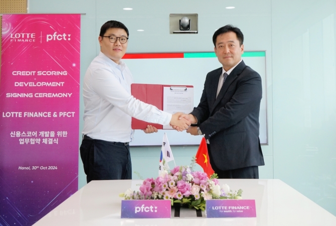 PFCT가 롯데카드 베트남 법인인 '롯데파이낸스 베트남'과 AI 신용평가 솔루션 '에어팩' 도입 업무협약(MOU)을 맺었다. (사진왼쪽부터) 이수환 PFCT 대표, 공성식 롯데파이낸스 베트남 법인장/사진=PFCT