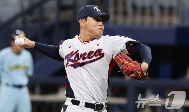 6일 오후 서울 구로구 고척스카이돔에서 열린 대한민국 야구 국가대표팀과 상무의 연습경기, 6회초 마운드에 오른 대표팀 소형준이 역투하고 있다. /사진=뉴스1