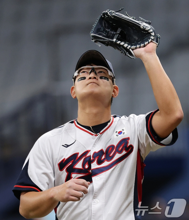  6일 오후 서울 구로구 고척스카이돔에서 열린 대한민국 야구 국가대표팀과 상무의 연습경기, 7회초 마운드에 오른 대표팀 김서현이 1이닝 투구를 마친 뒤 더그아웃으로 향하고 있다.