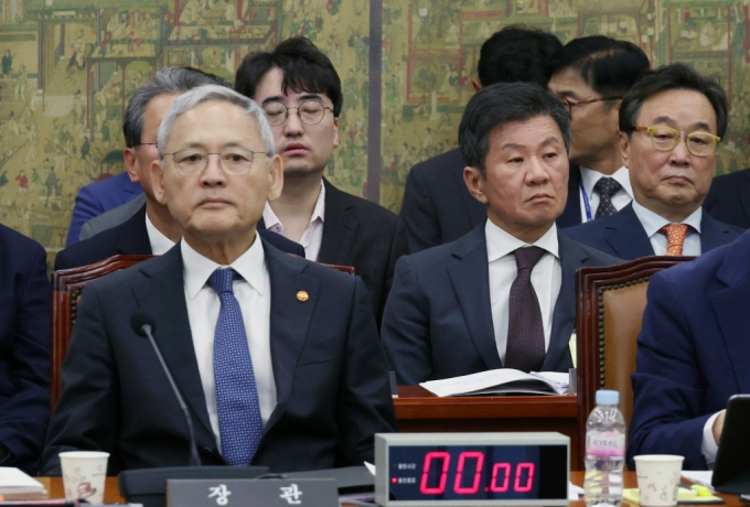 유인촌 문화체육관광부 장관과 정몽규 대한축구협회장이 지난 10월 24일 서울 여의도 국회에서 열린 문화체육관광위원회의 문화체육관광부 등 산하 공공기관 등 종합감사에 출석해 자리에 앉아 있다. /사진=뉴시스