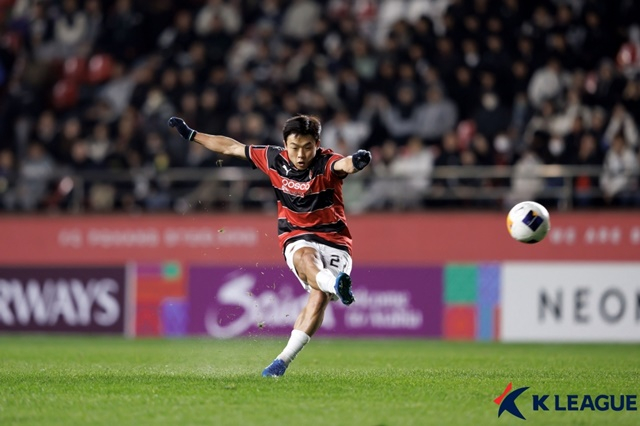 포항스틸러스 정재희의 프리킥 골 장면. /사진=한국프로축구연맹 제공