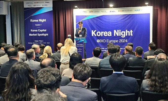  4  Ȧ &#039;ڸ ĳŻ  ƮƮ&#039;(Korea Capital Market Spotlight) ռ ΰ ѱŷ ڽڽ庻 ڸ Ʈ(Korea Night) ڵ տ ȸ縦 ϰ ִ. /=ѱŷ