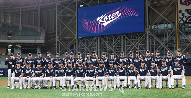 대한민국 야구 대표팀이 '2024 WBSC 프리미어 12' 츨전을 앞두고 7일 서울 고척스카이돔에서 최종 훈련을 실시했다. 류중일 감독을 비롯해 최종 엔트리에 포함된 선수단이 훈련에 앞서 기념촬영을 하고 있다. /사진=김진경 대기자