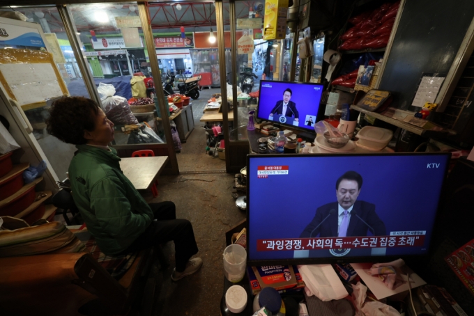 7일 오전 서울 중구 서울중앙시장에서 상인들이 윤석열 대통령의 대국민담화 및 기자회견을 시청하고 있다. /사진=뉴스1