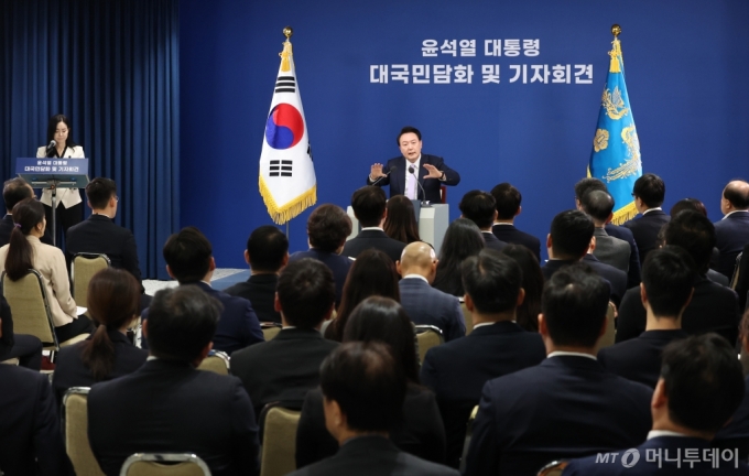 윤석열 대통령이 7일 서울 용산 대통령실 청사에서 대국민 담화 및 기자회견을 하며 기자들의 질문에 답하고 있다. 2024.11.07. /사진=뉴시스 /사진=조수정