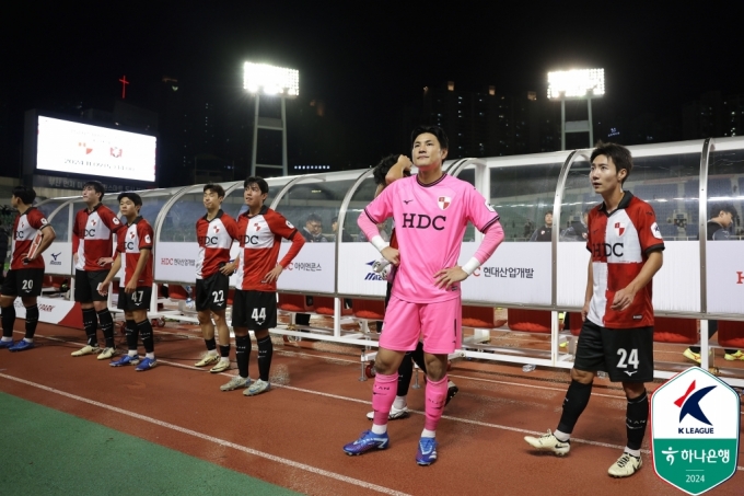 부산 아이파크 선수단이 경기 패배 후 아쉬워하고 있다. /사진=한국프로축구연맹 제공