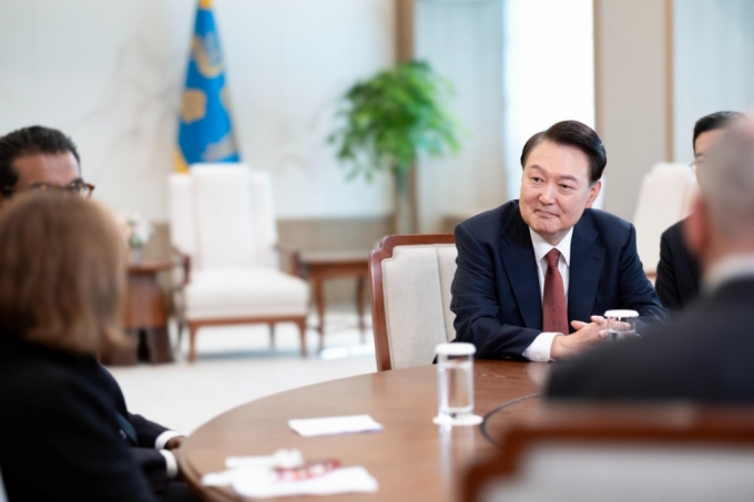 윤석열 대통령이 지난달 16일 용산 대통령실 집무실에서 미국의 시사주간지 뉴스위크와 인터뷰를 하고 있다./사진제공=대통령실