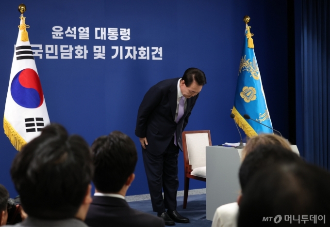 윤석열 대통령이 7일 서울 용산 대통령실 청사에서 개최한 대국민 담화 및 기자회견을 하며 고개숙여 사과하고 있다. 2024.11.07. /사진=뉴시스 /사진=조수정