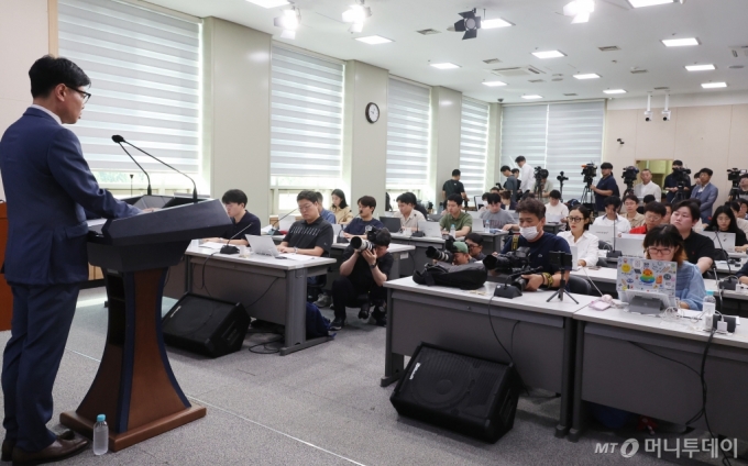 [서울=뉴시스] 김명원 기자 = 이정우 문화체육관광부 체육국장이 10일 오전 서울 종로구 정부서울청사 별관에서 대한배드민턴협회 조사 관련 중간 브리핑을 하고 있다. 이정우 체육국장은 "파리올림픽 직후부터 조사단을 구성, 대한배드민턴협회를 조사하고 있다"며 "조사는 제도 개선, 국가대표 관리, 보조사업 점검 및 협회 운영실태 점검으로 진행되고 있다"고 밝혔다. 2024.09.10. kmx1105@newsis.com /사진=김명원