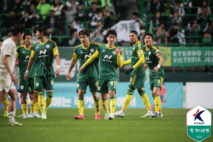 김진규(가운데)가 선제골을 넣고 세리머니하고 있다. /사진=한국프로축구연맹 제공