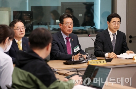 김교웅 대한의사협회 대의원회 의장이 10일 오후 서울 용산구 대한의사협회관에서 열린 임시 긴급 대의원 총회를 마치고 브리핑하고 있다. /사진=(서울=뉴스1) 이승배 기자