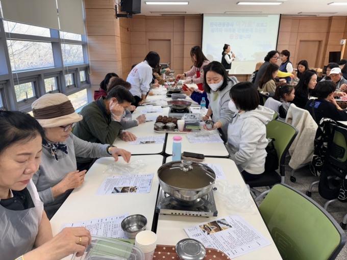 의성 만경촌에서 흑마늘 양갱 만들기 체험활동 중인 참가자들(