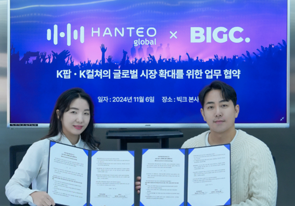 김미희 빅크 대표(왼쪽)와 곽영호 한터글로벌 대표가 업무협약을 맺고 있다. /사진=빅크 제공
