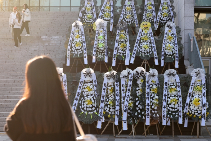 11일 서울 성북구 동덕여대에서 남녀공학 전환에 반대하는 시위가 벌어졌다. 학생들이 항의의 의미로 근조화환을 세운 모습. /사진=뉴스1