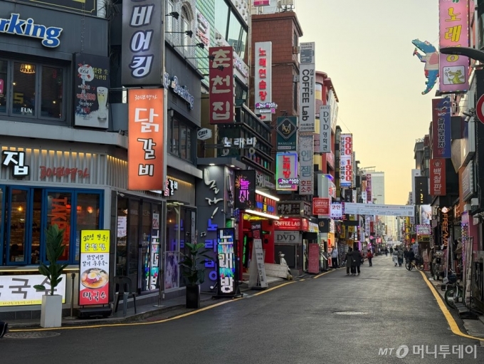 12일 오후 서울 광진구 지하철 건대입구역 주변음식점 거리. /사진=김선아 기자 