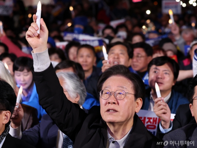 [서울=뉴시스] 이영환 기자 = 이재명 더불어민주당 대표가 9일 서울 세종대로에서 더불어민주당이 주최한 제2차 김건희 윤석열 국정농단 규탄·특검 촉구 국민행동의 날!에서 노래를 부르고 있다. 2024.11.09. 20hwan@newsis.com /사진=이영환