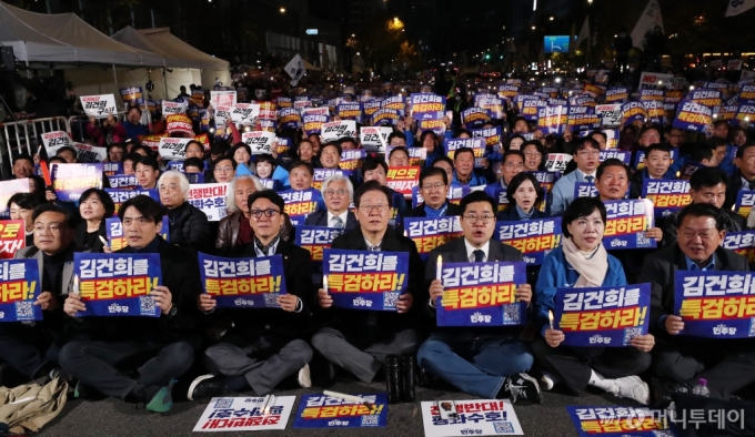 이재명 더불어민주당 대표가 9일 오후 서울 세종대로에서 열린 민주당 김건희?윤석열 국정농단 규탄?특검 촉구 제2차 국민행동의 날에서 참석자들과 구호를 외치고 있다. 2024.11.9/사진=뉴스1 /사진=(서울=뉴스1) 박세연 기자