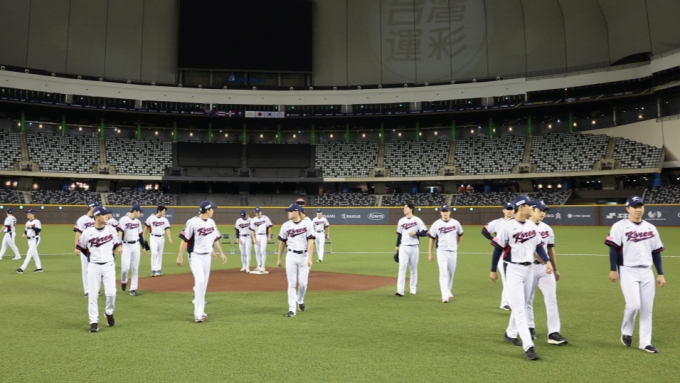 대한민국 야구 국가대표팀 선수들이 '2024 WBSC 프리미어12' 첫 경기가 열리는 대만 타이베이돔을 둘러보는 모습. /사진=뉴스1 