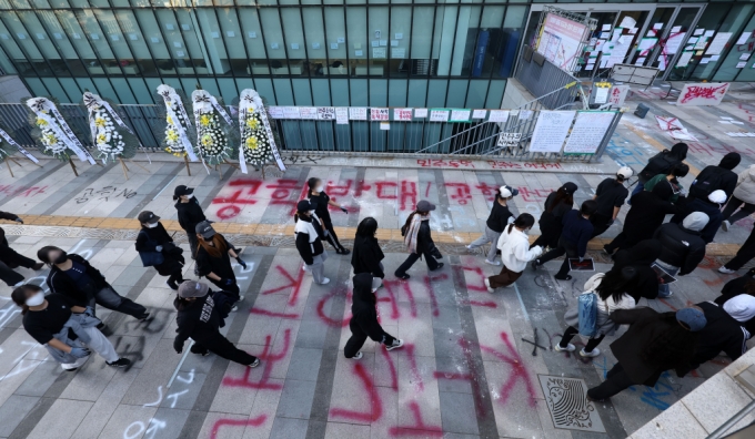 동덕여대가 남녀공학 전환을 논의한 것으로 알려진 가운데 지난 12일 오후 서울 성북구 동덕여자대학교 동덕 100주년 기념관 앞에 남녀공학 전환을 규탄하는 근조화환과 문구들이 새겨져 있다. /사진=뉴시스