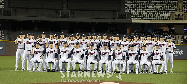 한국 야구 대표팀이 12일 대만 타이베이시 타이베이돔에서 진행된 2024 프리미어12 대비 연습을 앞두고 기념촬영을 하고 있다. /사진=김진경 대기자