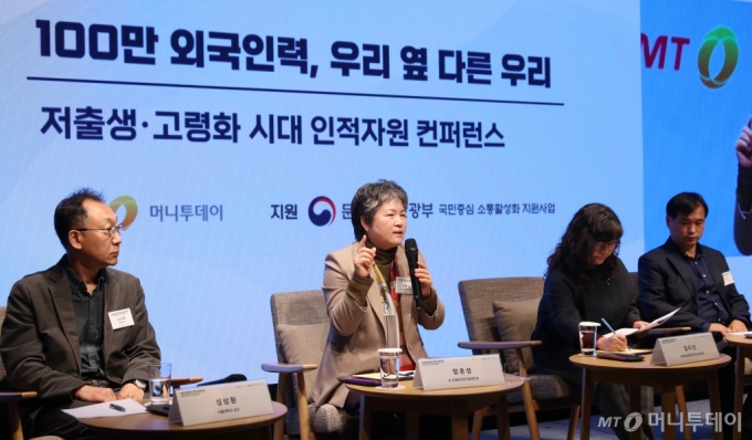 성상환 서울대학교 독어교육과 교수, 장흔성 K-드림 외국인지원센터장, 김이선 한국여성정책연구원 연구위원, 박정식 여성가족부 다문화가족과장(왼쪽부터)이 13일 서울 중구 웨스틴 조선호텔에서 열린 '100만 외국인력, 우리 옆 다른 우리' 저출생·고령화 시대 인적자원 컨퍼런스에서 '대한민국 다문화 정책의 현재와 미래'에 대한 토론을 하고 있다. /사진=이기범 leekb@