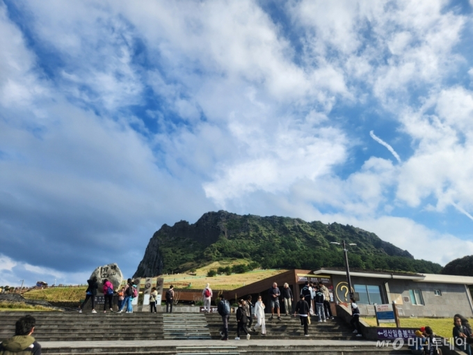 지난 7일 오후 1시쯤 제주 서귀포시 성산일출봉 인근 식당가. 점심 식사가 한창일 시간이지만 일대는 적막만이 감돌았다. 성산일출봉 입구는 수학여행을 온 학생들과 외국인 관광객들로 북적였지만 식당가는 지나가는 사람을 발견하기 어려울 정도로 한산했다. 성산일출봉 입구와 식당가의 거리는 100m 이내였다./사진=최지은 기자 