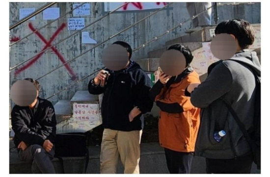 동덕여대에서 남녀공학 전환 문제를 둘러싼 학내 갈등이 심화되면서 학생들의 시위 강도도 거세지고 있다. 취업박람회에 참가한 기업 인사팀 직원들이 갈 곳 없이 배회하는 모습. /사진=보배드림 캡처