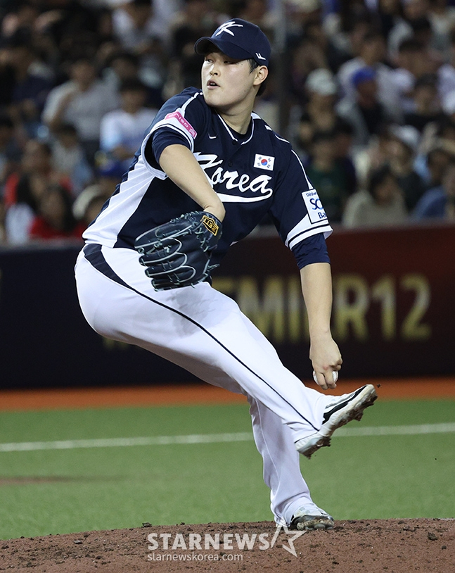 '2024 WBSC 프리미어12' B조 예선 한국-대만전이 13일 대만 타이베이돔에서 열렸다.  한국 최지민이 역투하고 있다. /사진=김진경 대기자