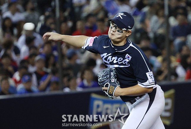 '2024 WBSC 프리미어12' B조 예선 한국-대만전이 13일 대만 타이베이돔에서 열렸다.  한국 김서현이 역투하고 있다. /사진=김진경 대기자