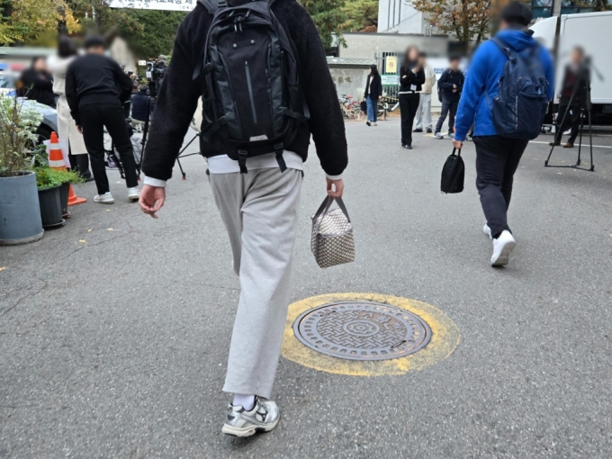 14일 오전 서울 종로구 경복고등학교 앞에 한 남학생이 도시락을 들고 수능장으로 향하고 있다. /사진=이혜수 기자